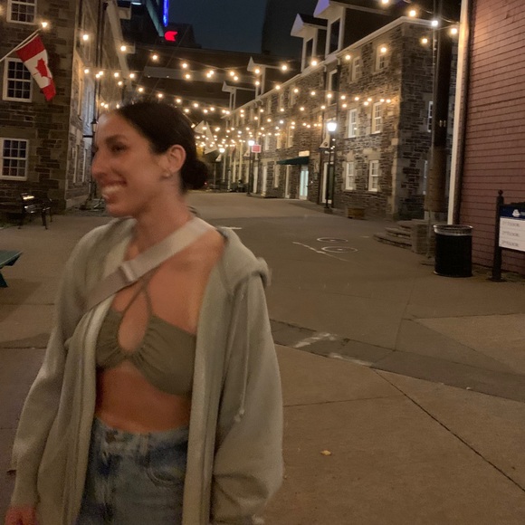 Meet your Posher, Carleigh - Picture 4 of 4